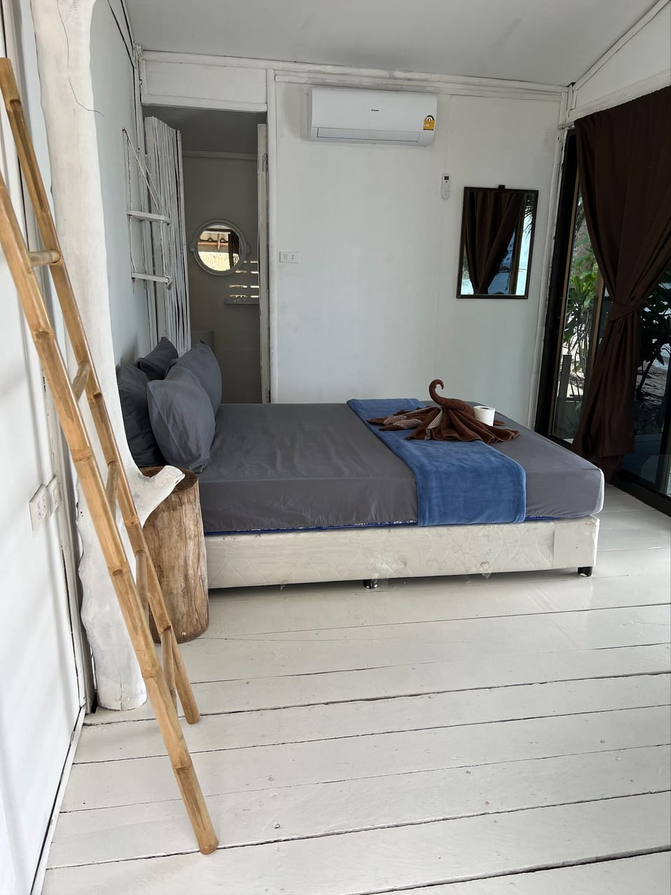 Deluxe Bungalow, 1 King Bed, Ocean View | Free WiFi