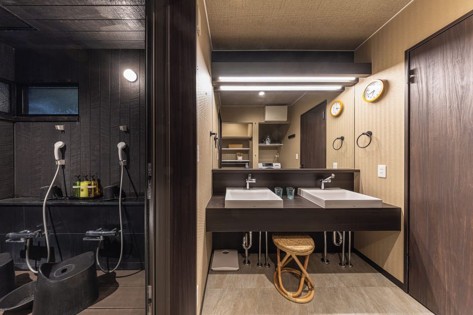 Grand Villa | Bathroom | Shower, free toiletries, hair dryer, towels
