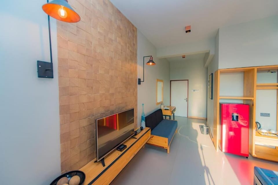 Deluxe Double Room, Balcony, Pool View | Living area