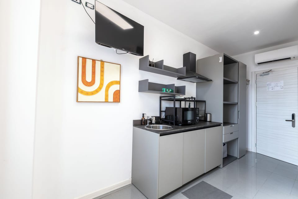 Standard Room, 1 Twin Bed, Kitchenette | Private kitchenette | Oven, highchair