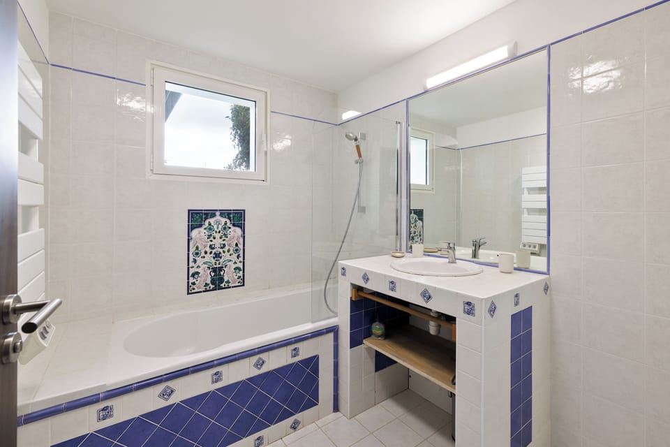 Combined shower/tub, hair dryer, towels, soap
