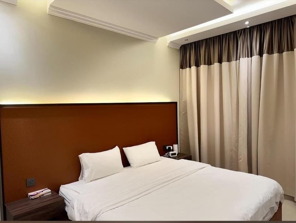 Room | In-room safe, blackout drapes, soundproofing, free WiFi
