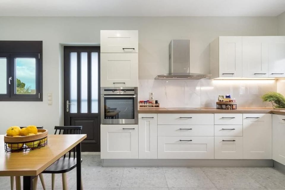 Deluxe Villa, Mountain View | Private kitchen | Fridge, microwave, oven, stovetop