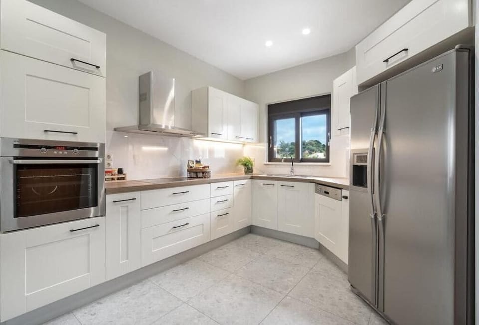 Deluxe Villa, Mountain View | Private kitchen | Fridge, microwave, oven, stovetop