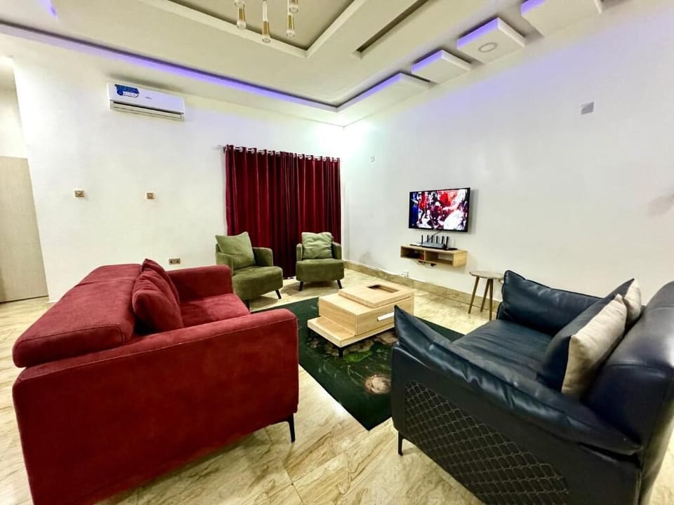 Deluxe Room, Balcony, City View | Living area