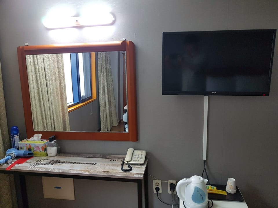 Deluxe Double Room, 1 King Bed, Smoking | Free WiFi