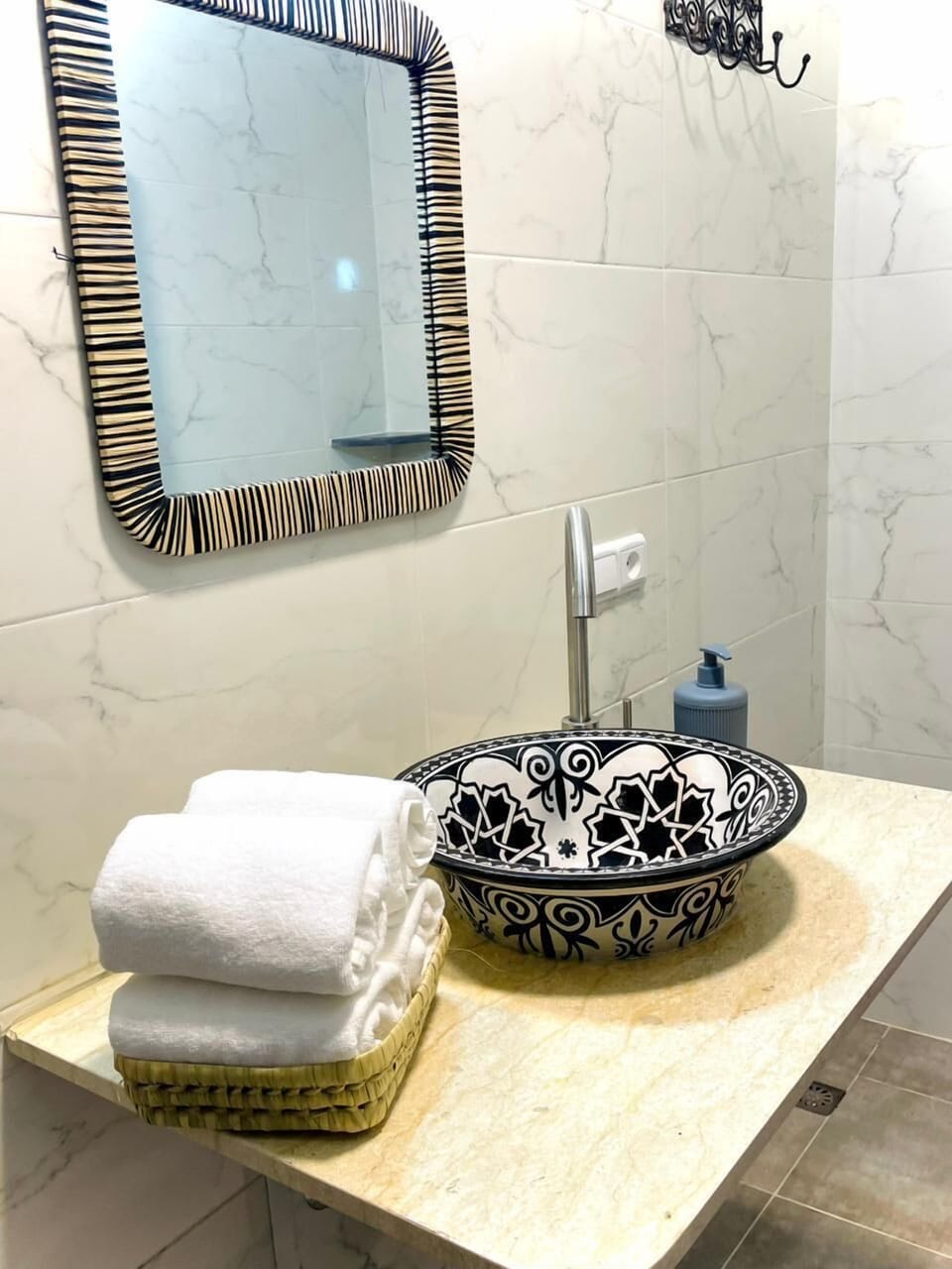Combined shower/tub, bidet, towels, soap