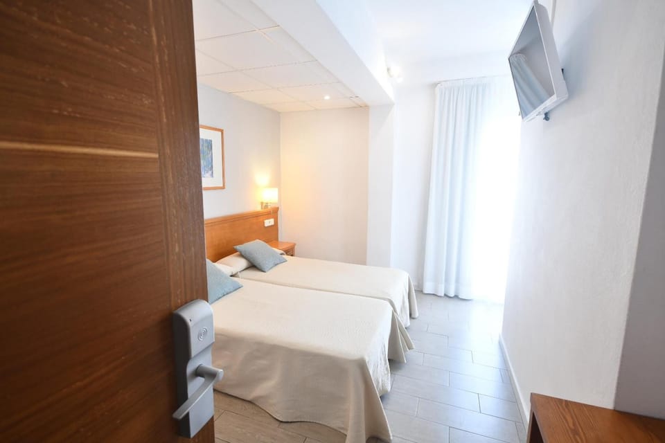 Double Room, Balcony | In-room safe, desk, laptop workspace, blackout drapes