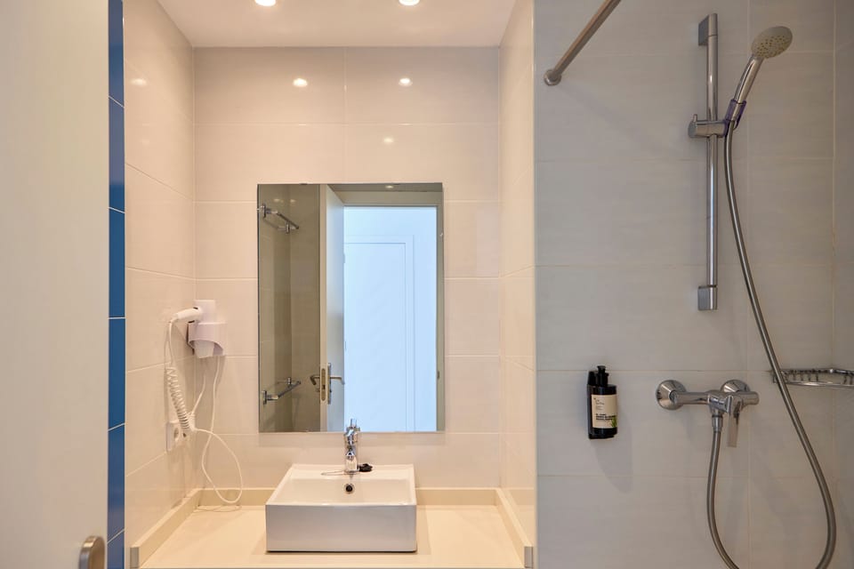 Comfort Double Room | Bathroom | Shower, hair dryer, towels