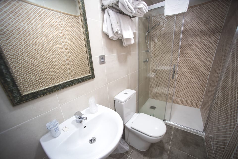 Family Room | Bathroom | Free toiletries, hair dryer, towels