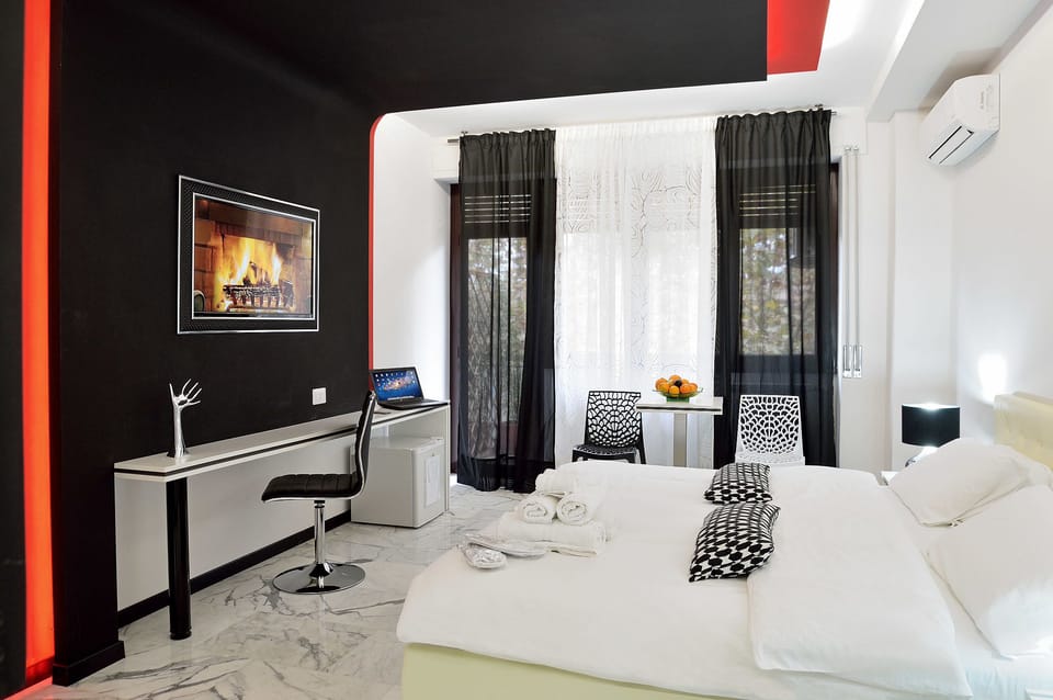 Premium bedding, in-room safe, desk, iron/ironing board