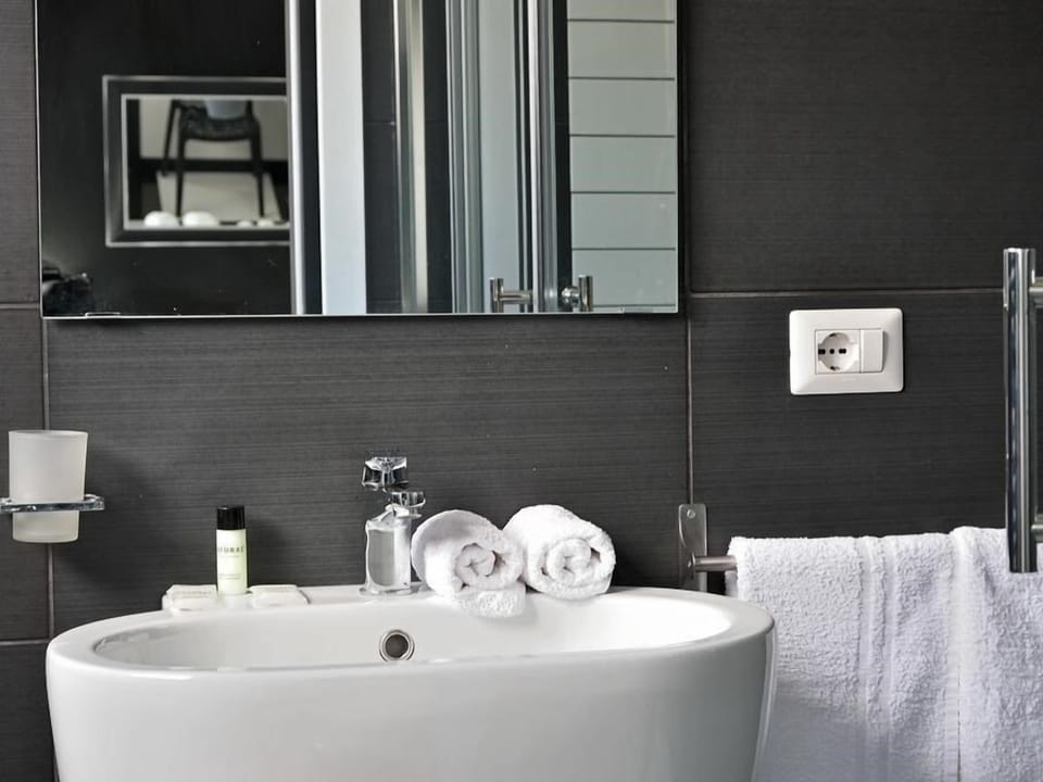 Shower, rainfall showerhead, free toiletries, hair dryer