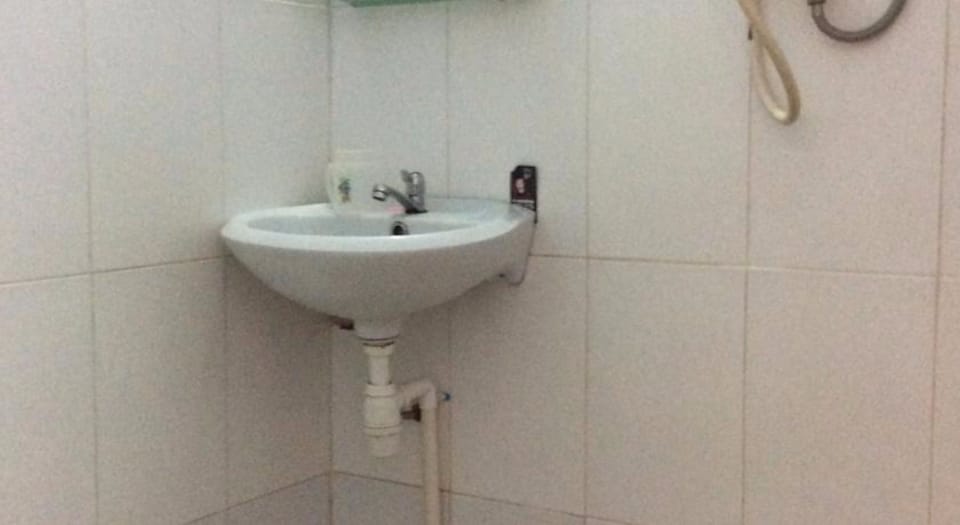 Shower, free toiletries, slippers, towels