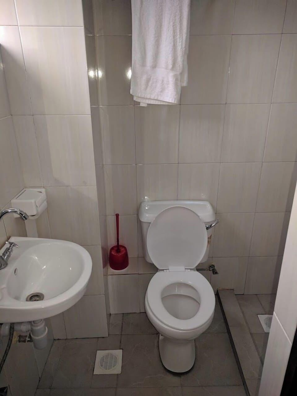 Standard Single Room | Bathroom | Shower, free toiletries, slippers, towels