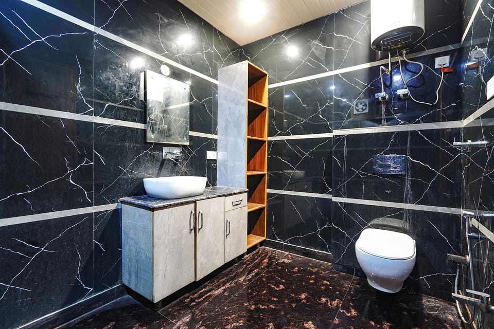 Shower, rainfall showerhead, free toiletries, towels