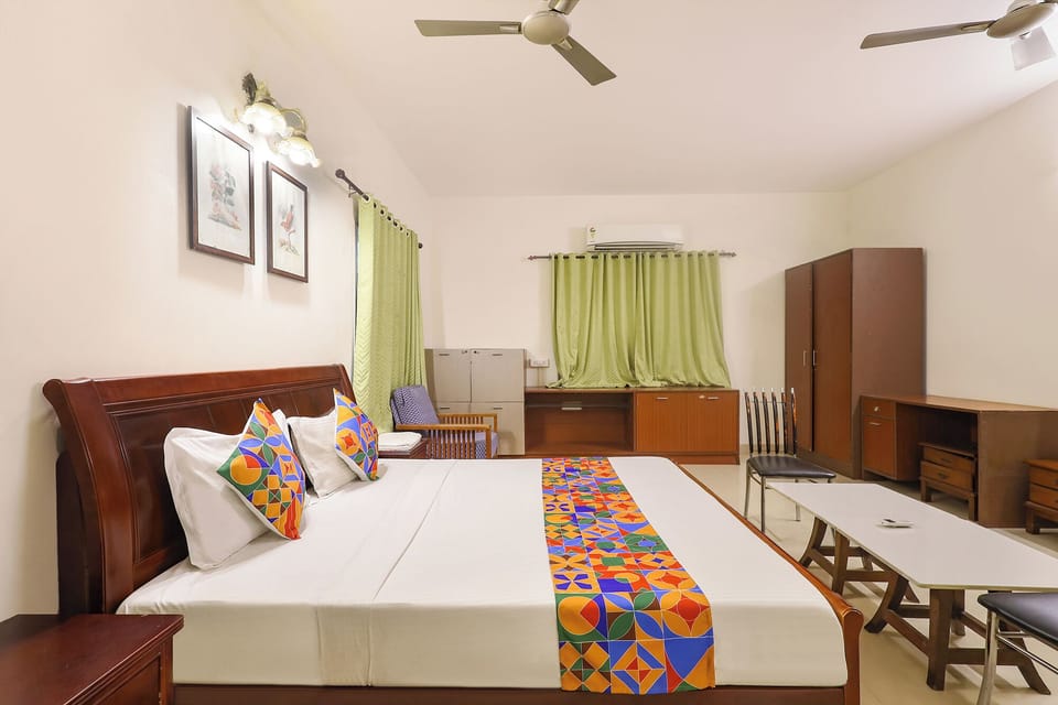 Egyptian cotton sheets, premium bedding, in-room safe, WiFi (free)