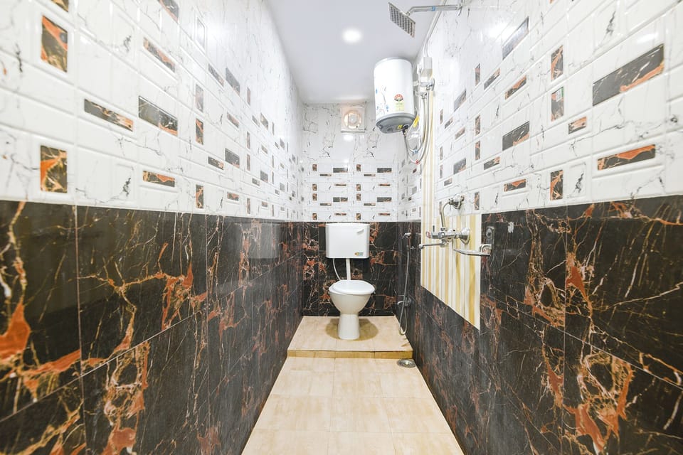 Shower, rainfall showerhead, free toiletries, towels