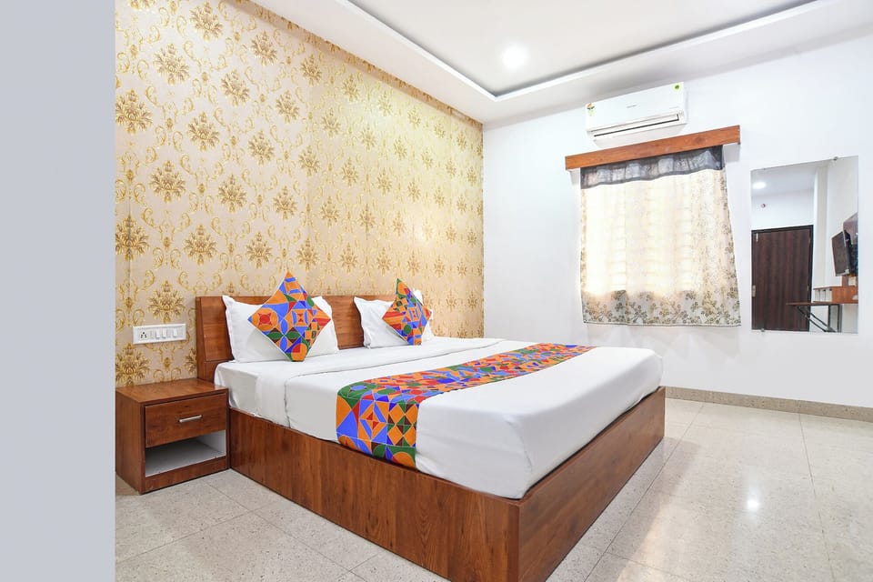 Egyptian cotton sheets, premium bedding, in-room safe, WiFi (free)