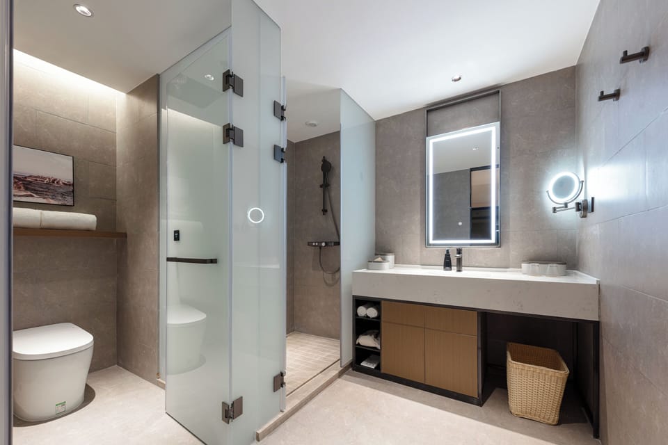 Executive Suite, Non Smoking, Pets Not Allowed | Bathroom | Shower, free toiletries, hair dryer, slippers