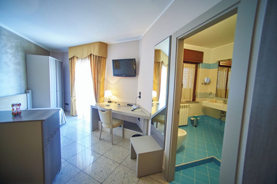 Basic Triple Room | In-room safe, desk, iron/ironing board (on request), WiFi (free)