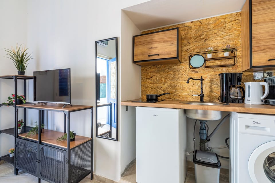 Studio, Multiple Beds, Kitchenette, City View | Private kitchenette | Coffee/tea maker, mini-fridge, microwave, stovetop