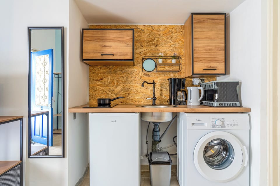 Studio, Multiple Beds, Kitchenette, City View | Private kitchenette | Coffee/tea maker, mini-fridge, microwave, stovetop