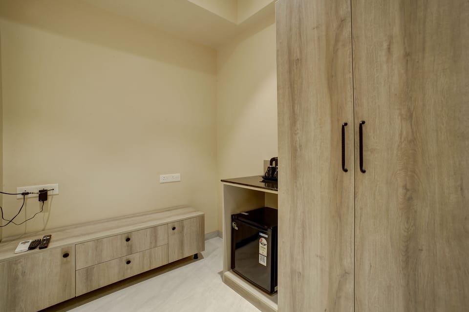 Junior Suite, 1 Bedroom, Private Bathroom, City View | Premium bedding, minibar, individually furnished, desk