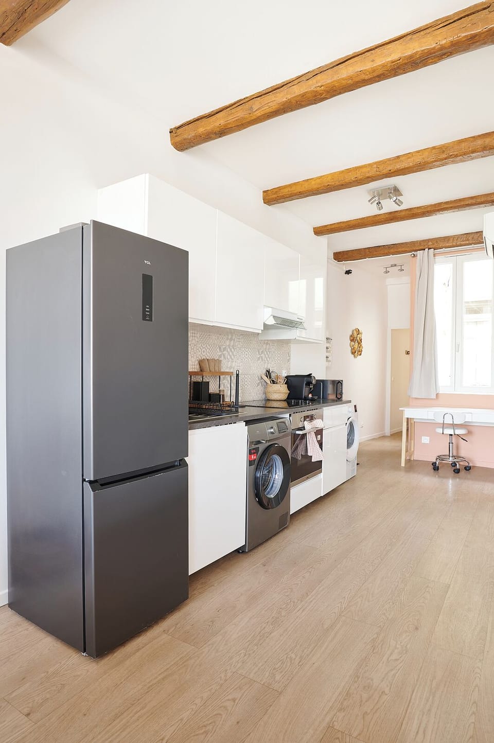 Deluxe Apartment | Private kitchen | Fridge, microwave, oven, stovetop