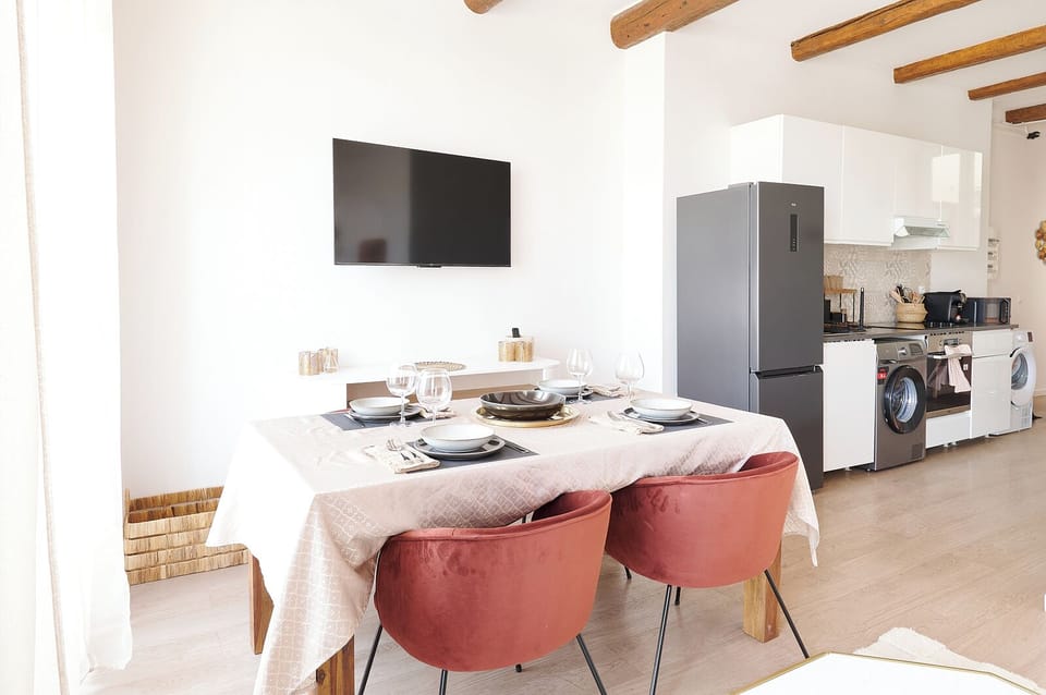 Deluxe Apartment | Dining room