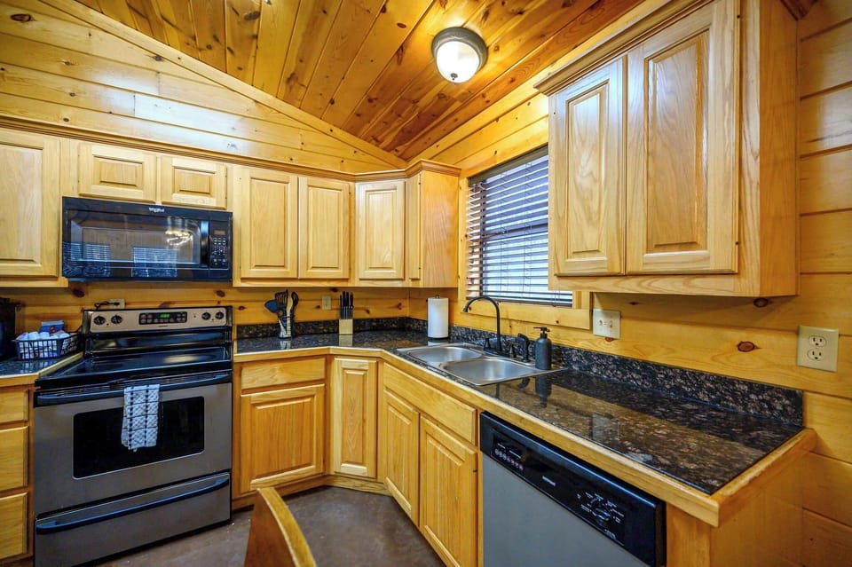 House, Multiple Beds, Hot Tub, Garden View (Lost Key) | Private kitchen