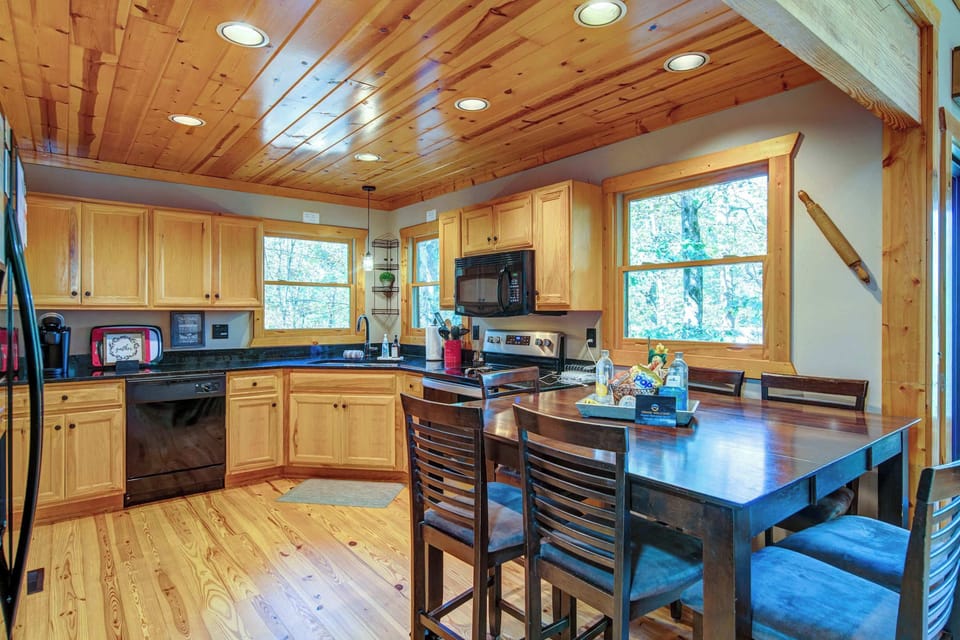 Cabin, Multiple Beds, Hot Tub, Mountain View (Buck Valley Lodge) | Private kitchen