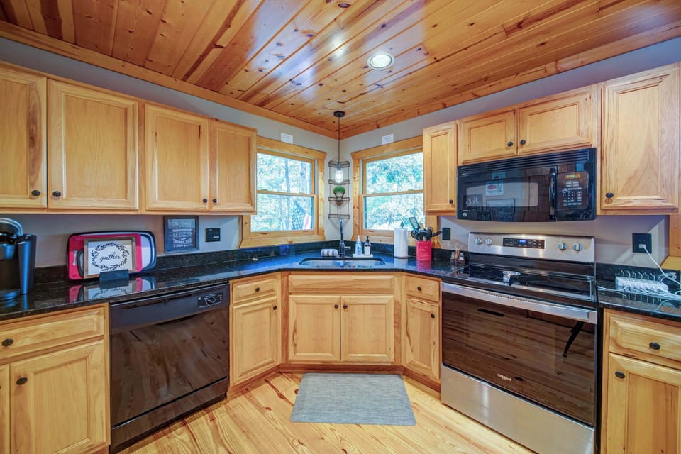 Cabin, Multiple Beds, Hot Tub, Mountain View (Buck Valley Lodge) | Private kitchen