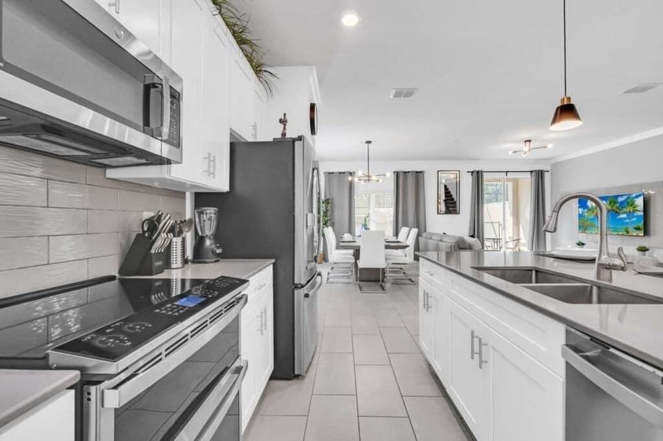 Townhome, 5 Bedrooms | Private kitchen