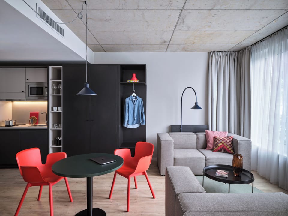 Großes Design Apartment | Living area | 30-inch flat-screen TV with cable channels