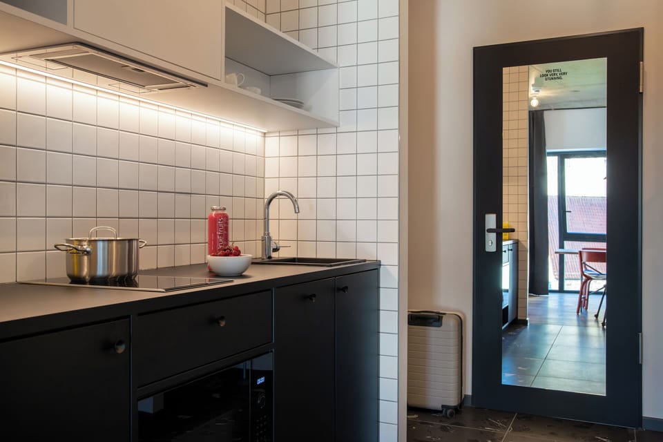 Deluxe Suite mit Kingsize Bett | Private kitchen | Fridge, microwave, dishwasher, electric kettle