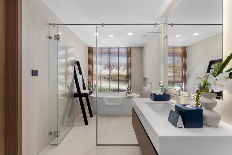 Deluxe Room, 1 King Bed, Garden View | Bathroom | Free toiletries, hair dryer, bathrobes, slippers