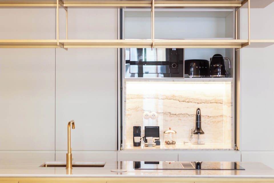 Deluxe Apartment | Private kitchen | Fridge, microwave, oven, stovetop