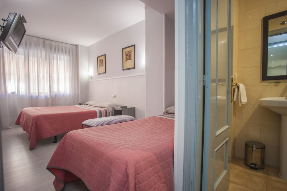 Triple Room | Desk, laptop workspace, blackout drapes, free cribs/infant beds