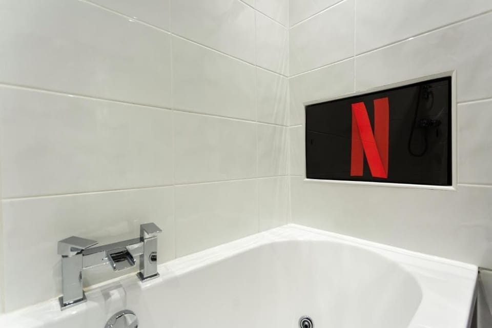 Luxury Double or Twin Room, City View | Bathroom | Shower, free toiletries, hair dryer, slippers