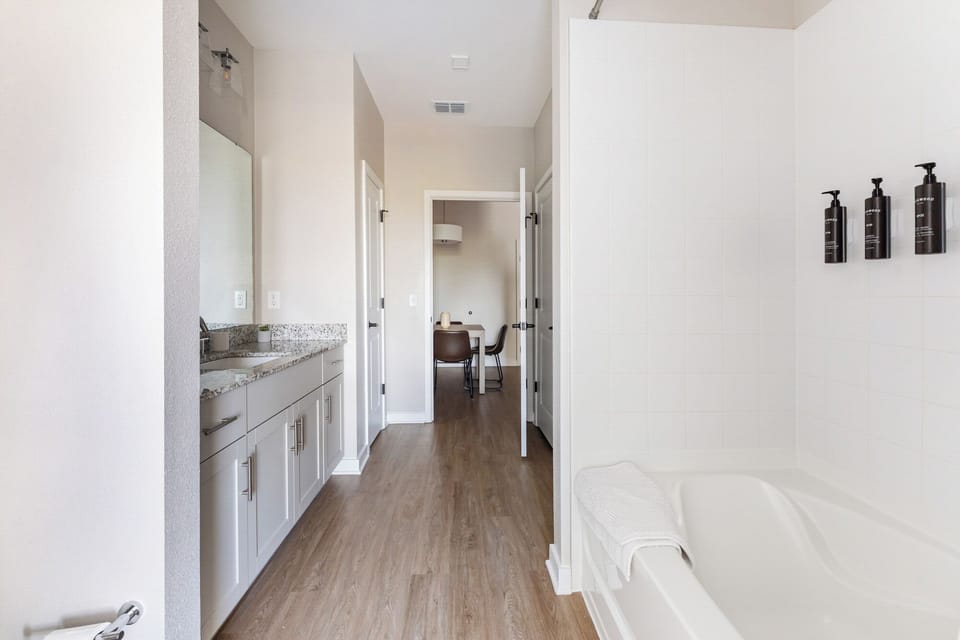 Apartment (1 Bedroom) | Bathroom | Combined shower/tub, free toiletries, hair dryer, towels