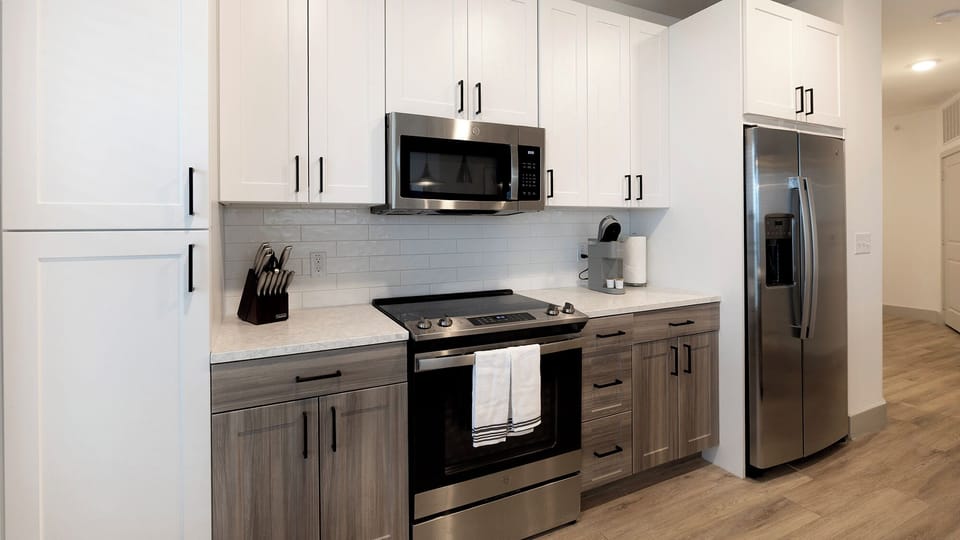 Apartment (2 Bedrooms) | Private kitchen | Fridge, microwave, oven, stovetop