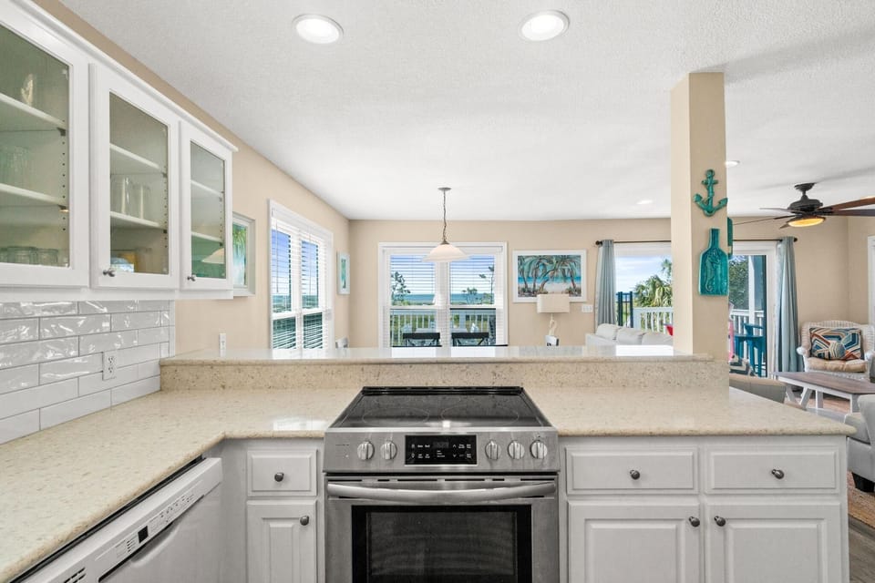 House, Multiple Beds (All Decked Out) | Private kitchen