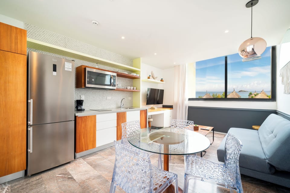 Deluxe Apartment, Balcony, Beach View | Interior