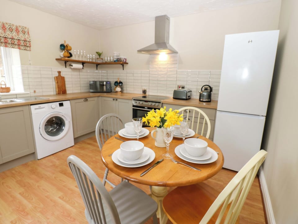Cottage | Private kitchen | Dishwasher, cookware/dishes/utensils