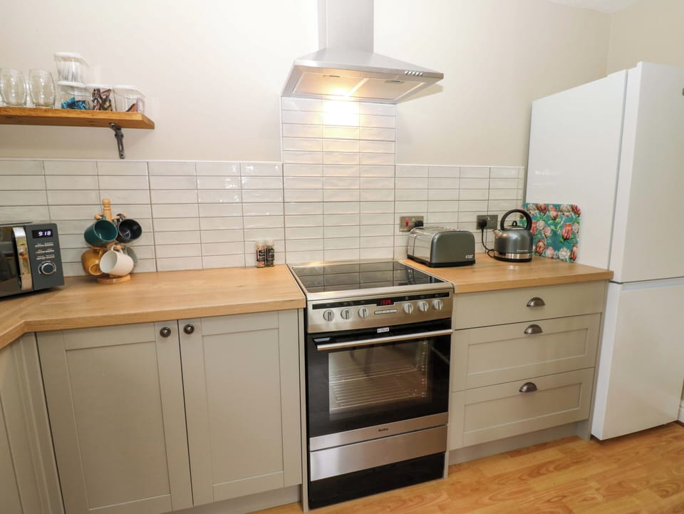 Cottage | Private kitchen | Dishwasher, cookware/dishes/utensils