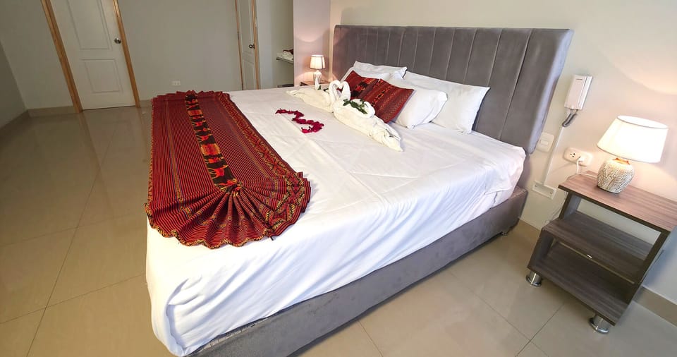 Standard Room, 1 Double Bed | Hypo-allergenic bedding, down comforters, desk, laptop workspace