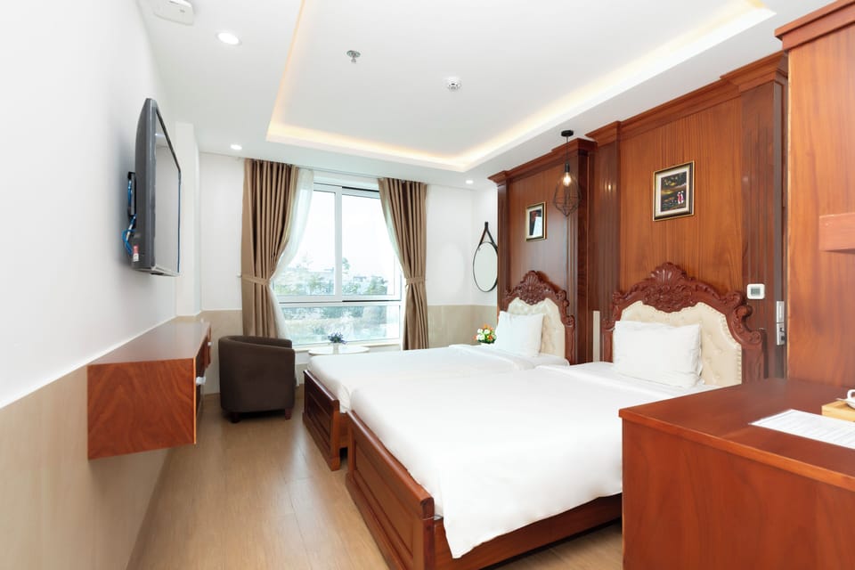 Superior Twin Room, City View | Desk, laptop workspace, WiFi (free), bed sheets