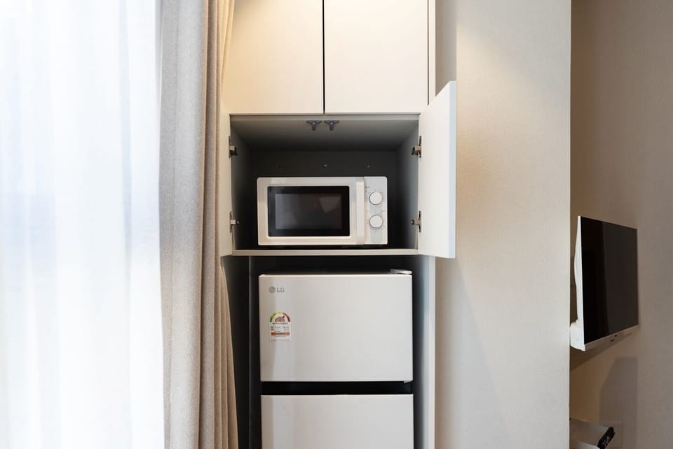 Family Suite A | Private kitchen | Fridge, microwave, highchair, cookware/dishes/utensils