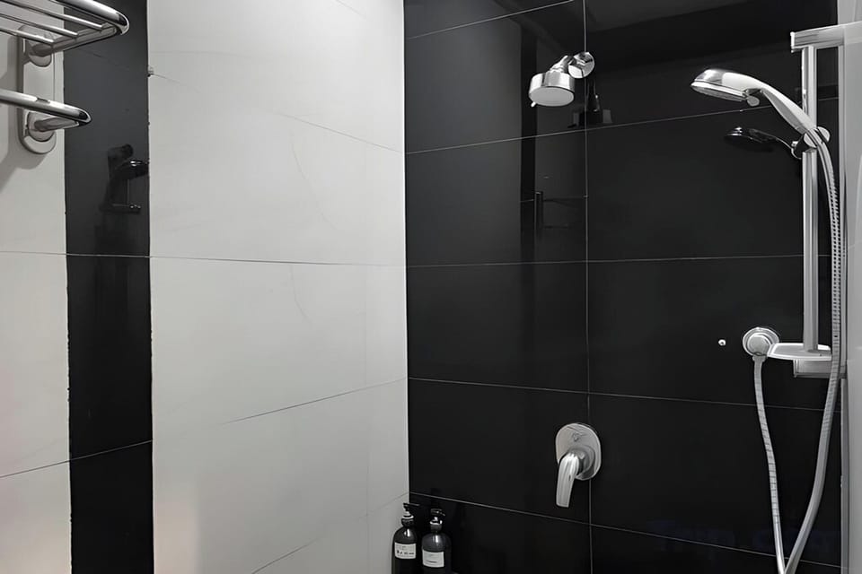 Executive Room | Bathroom | Shower, rainfall showerhead, free toiletries, hair dryer