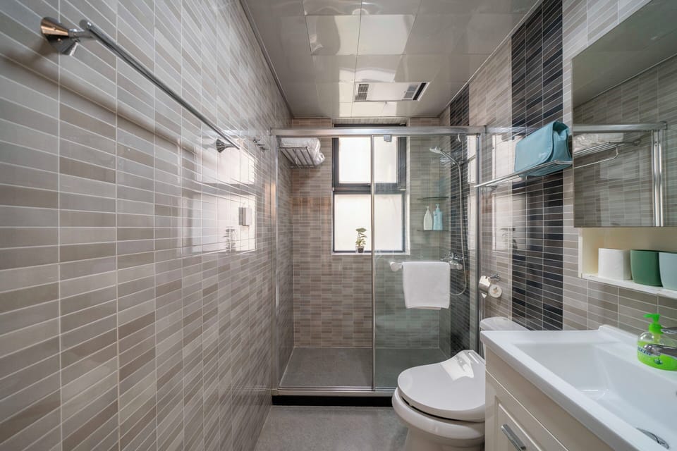 Superior Apartment, 2 Bedrooms, Balcony, City View | Bathroom | Shower, hair dryer, slippers, towels